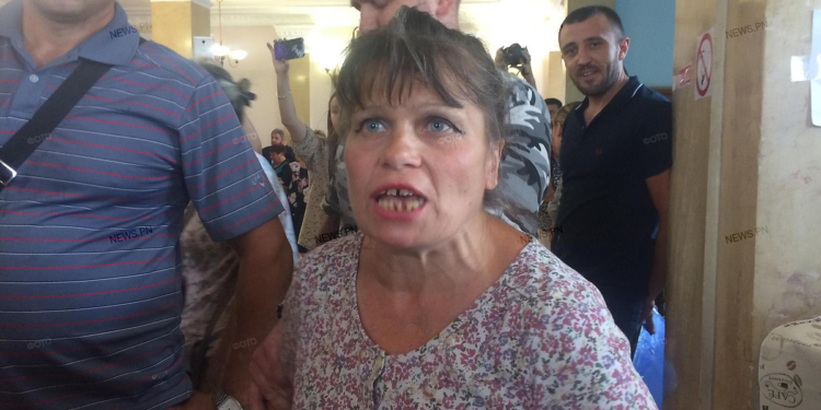 “Защитницы собак” в перерыве сессии Николаевского горсовета пытались избить директора ЦЗЖ Голобродского