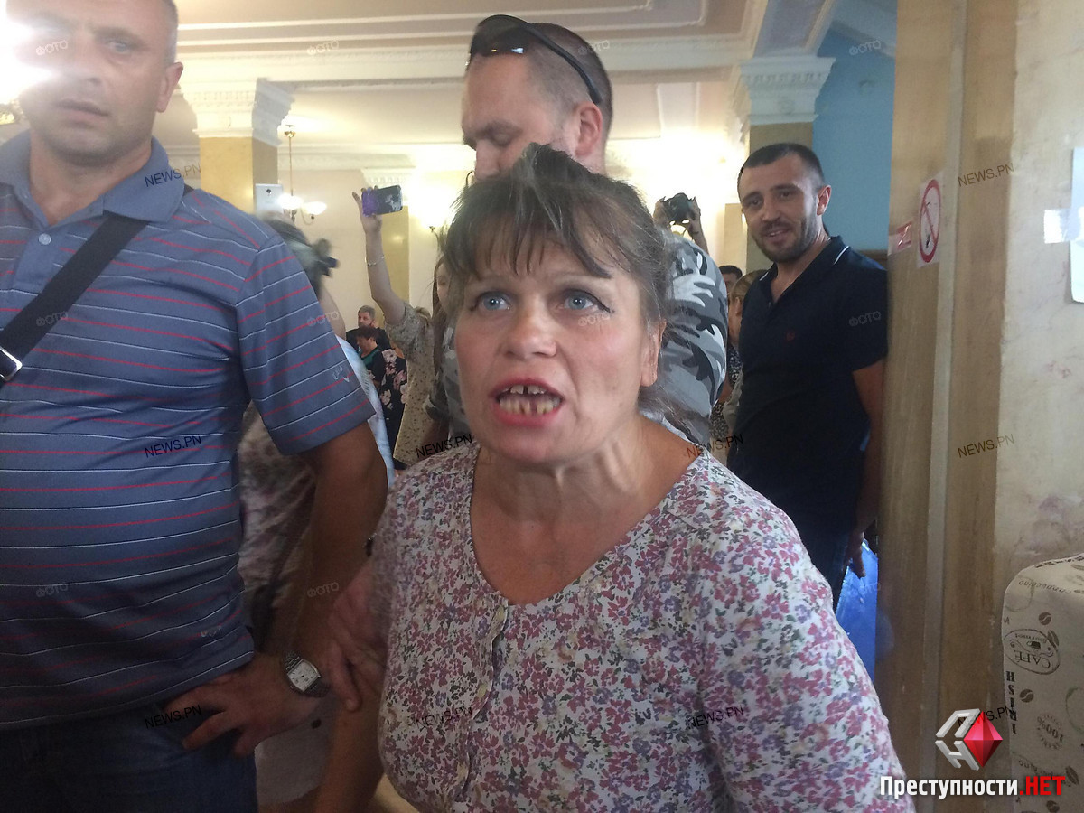 “Защитницы собак” в перерыве сессии Николаевского горсовета пытались избить директора ЦЗЖ Голобродского