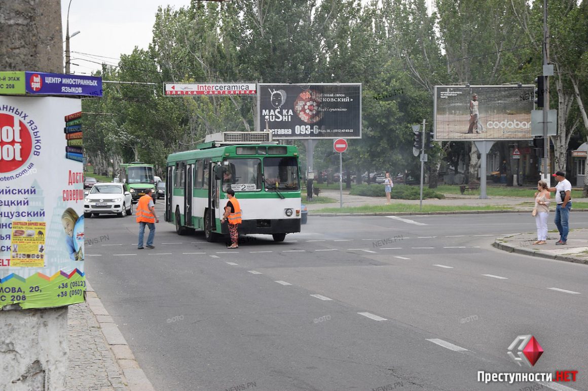В Николаеве загорелся троллейбус с пассажирами – а огнетушителя в салоне не оказалось 5