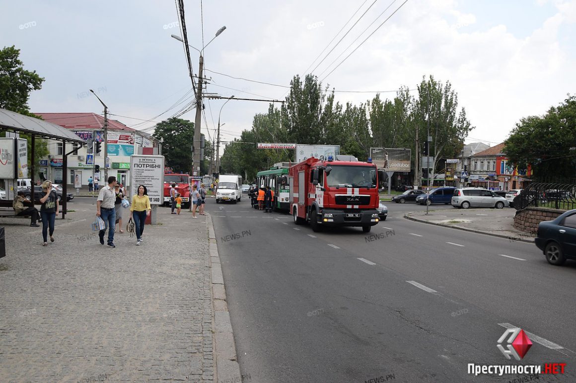 В Николаеве загорелся троллейбус с пассажирами – а огнетушителя в салоне не оказалось 3