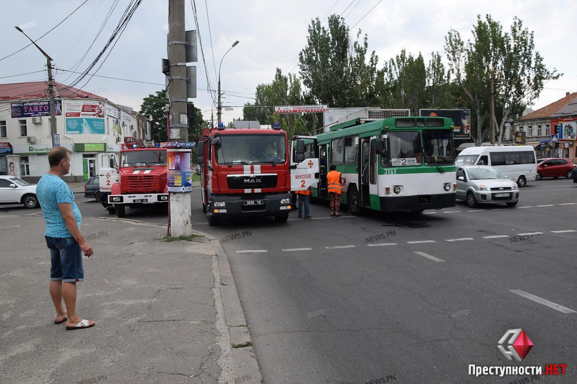 В Николаеве загорелся троллейбус с пассажирами – а огнетушителя в салоне не оказалось 1