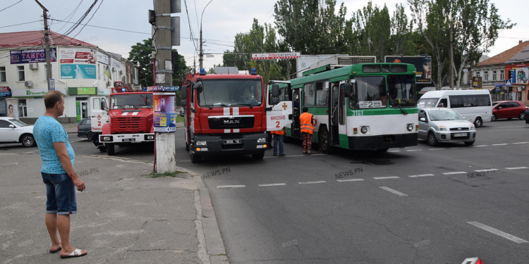 В Николаеве загорелся троллейбус с пассажирами – а огнетушителя в салоне не оказалось