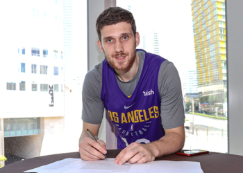 Официально. Один из самых титулованных клубов НБА подписал украинца Михайлюка