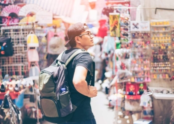 Чаевые, одежда, велосипедисты и правила этикета – чего туристу лучше не делать в различных странах мира