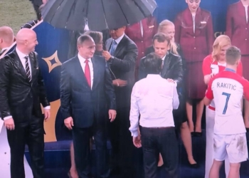 Угадайте, кто? Во время дождя при награждении участников финала ЧМ-2018 зонтик получил только один из четырех президентов