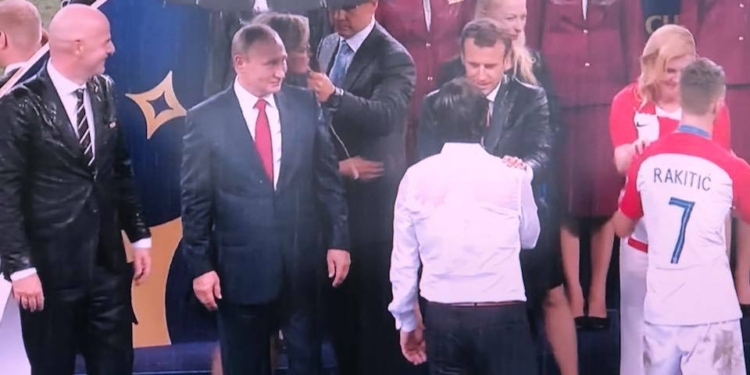 Угадайте, кто? Во время дождя при награждении участников финала ЧМ-2018 зонтик получил только один из четырех президентов