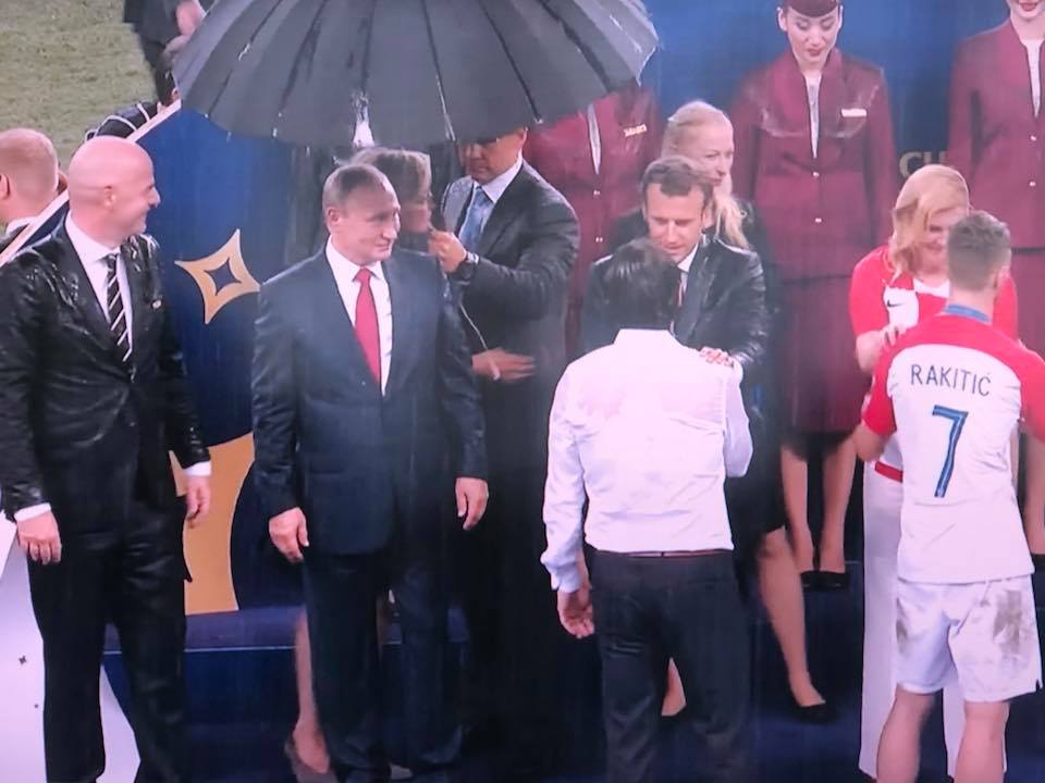 Угадайте, кто? Во время дождя при награждении участников финала ЧМ-2018 зонтик получил только один из четырех президентов 1