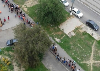 В России за дешевой пиццей выстроилась многометровая очередь, некоторые расставались со своим местом за деньги