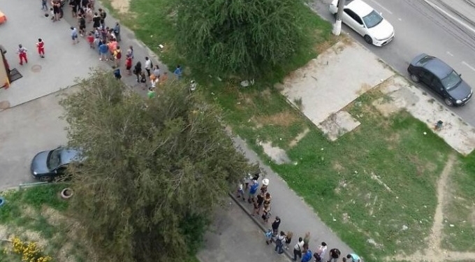 В России за дешевой пиццей выстроилась многометровая очередь, некоторые расставались со своим местом за деньги