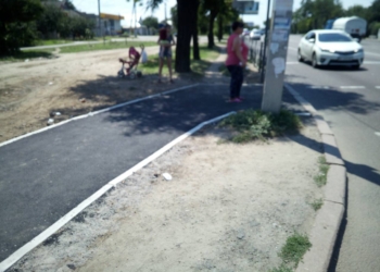 В Широкой Балке отремонтировали тротуар возле остановки