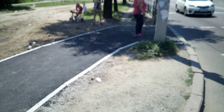 В Широкой Балке отремонтировали тротуар возле остановки