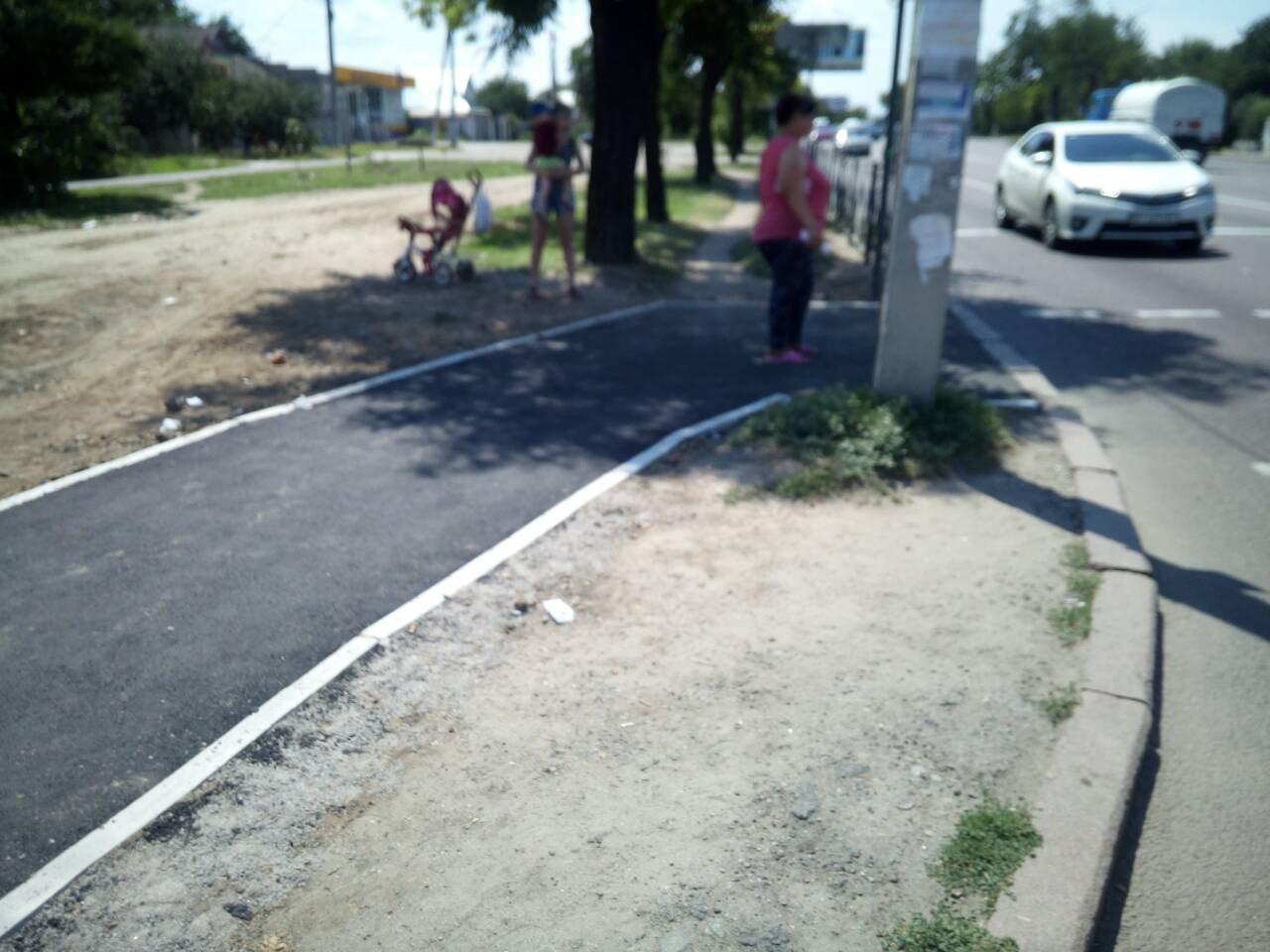 В Широкой Балке отремонтировали тротуар возле остановки