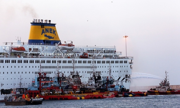 В Греции загорелся паром, на борту которого только пассажиров 875