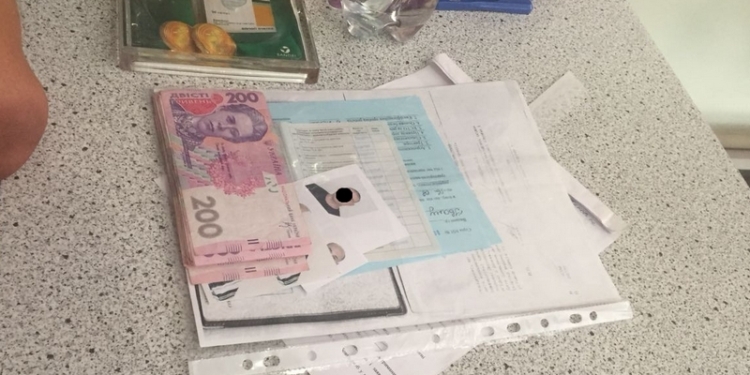 На Николаевщине за права тракториста требовали взятку в 15 тысяч