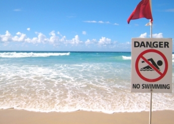 На пляжах черноморского побережья Болгарии из-за опасного подводного течения временно ввели запрет на купание