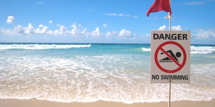 На пляжах черноморского побережья Болгарии из-за опасного подводного течения временно ввели запрет на купание