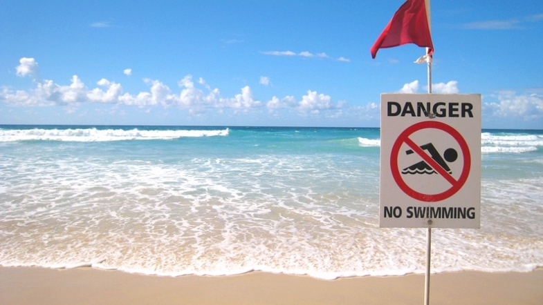 На пляжах черноморского побережья Болгарии из-за опасного подводного течения временно ввели запрет на купание 1