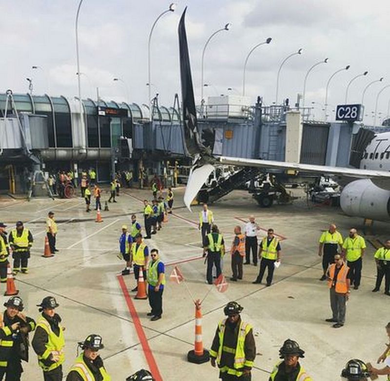 Не разминулись: в аэропорту американского Чикаго столкнулись два пассажирских самолета авиакомпании United Airlines 1