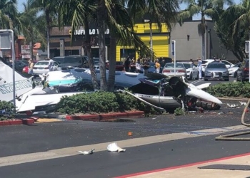 В США средь бела дня легкомоторный самолет «Сесна» упал на автостоянку – пять человек погибли