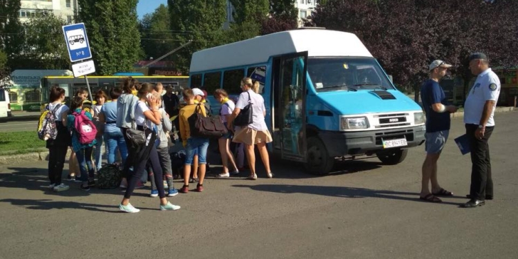 В Николаеве Укртрансбезопасность и патрульные «сняли» группу детей с автобуса нелегального перевозчика и отправили в Рыбаковку на легальном
