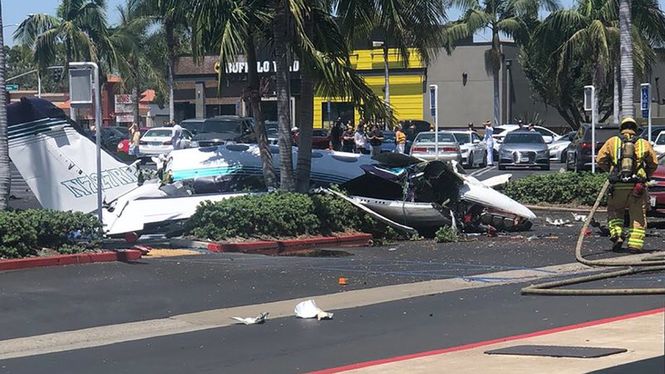 В США средь бела дня легкомоторный самолет «Сесна» упал на автостоянку – пять человек погибли 1