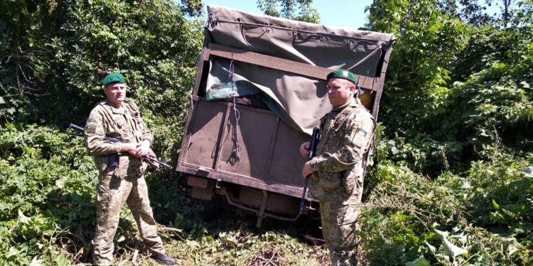 Украинские пограничники стрельбой остановили прорвавшийся с территории России УАЗ с контрабандой