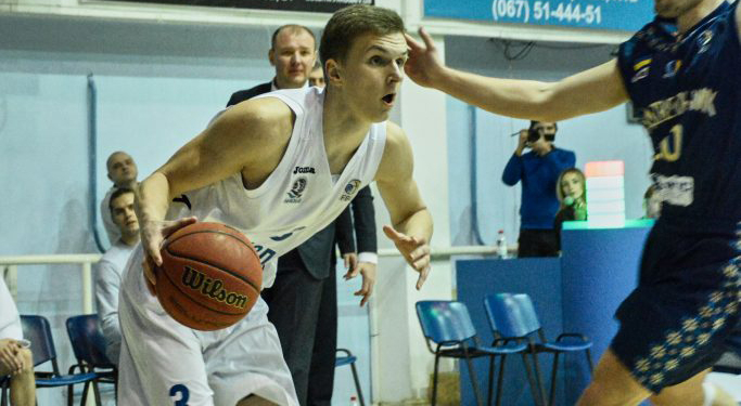 Воспитанник МБК «Николаев» Денис Бобров поставил подпись под новым контрактом с клубом