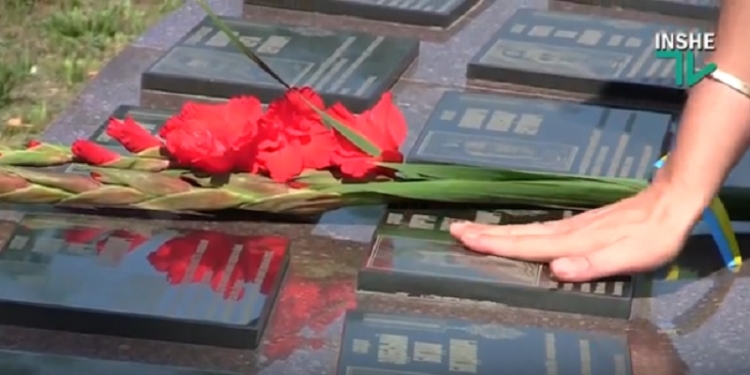 «Наш берет – цвета марун»: в Николаеве почтили память погибших на Донбассе десантников