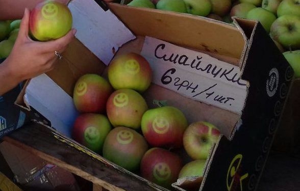 Яблоки со смайликами по 6 грн. за штуку. Украинский фермер придумал, как угодить детям