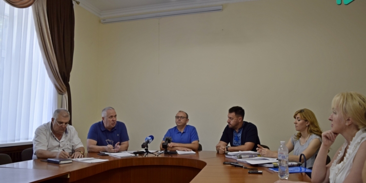 Контрольная комиссия в отчете рекомендовала Сенкевичу отстранить Кузнецова и Репина за «предвзятый и незаконный» конкурс управляющих компаний