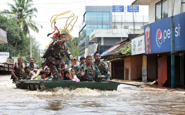 В индийском штате Керала – самое большое наводнение за последние 100 лет: более 300 человек погибли, 200 тысяч человек остались без крова