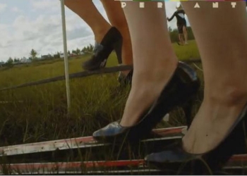 Забегом на каблуках уже никого не удивишь. Но финны сумели – они придумали лыжные гонки по болоту на каблуках и в платьях в цветочек