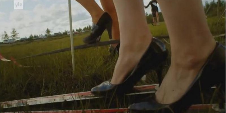 Забегом на каблуках уже никого не удивишь. Но финны сумели – они придумали лыжные гонки по болоту на каблуках и в платьях в цветочек