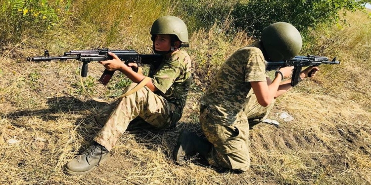 Готовься в морпехи смолоду: николаевские морские пехотинцы проводят полевые сборы для юных моряков из Черкасс