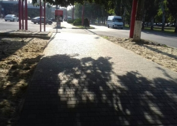 Кусочек тротуара к Дому художника в Николаеве заменили на плитку. Остальная же территория пока ждет своего счастливого часа