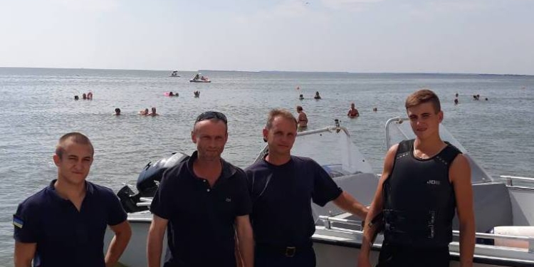 В Очакове сотрудники спасательного поста отловили отдыхающего в 250 м от берега