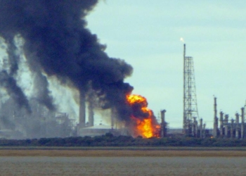 В Великобритании горел химический завод Shell