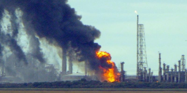 В Великобритании горел химический завод Shell