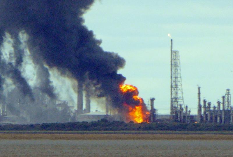 В Великобритании горел химический завод Shell 1