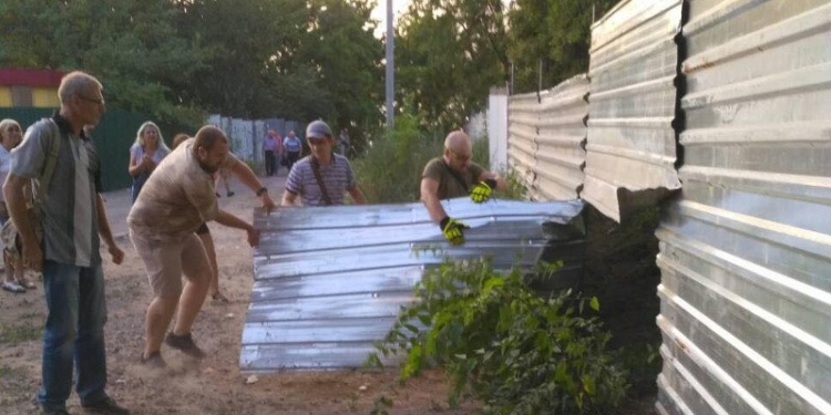 Николаевские активисты снесли забор вокруг стройки в «Леваневцах», к которой имеет отношение зоозащитница Шуст