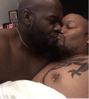 Неудобно получилось: женатый нью-йоркский пастор запостил в Facebook фото, где он целуется с другим мужчиной (18+) 1