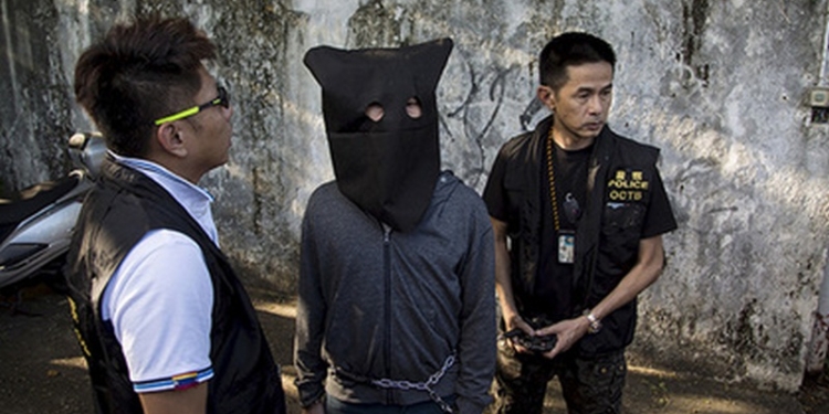 Трудно поверить в случайность: жена и дочь профессора из Гонконга, у которого была интрижка со студенткой, очень необычно погибли