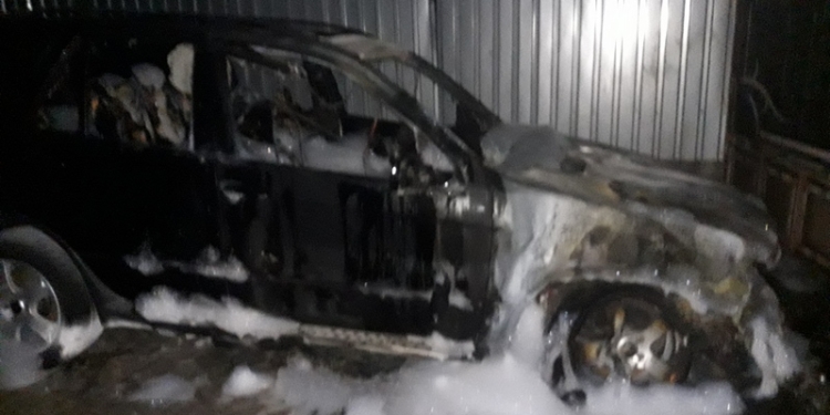 В Новом Буге ночью сгорел припаркованный рядом с домом автомобиль