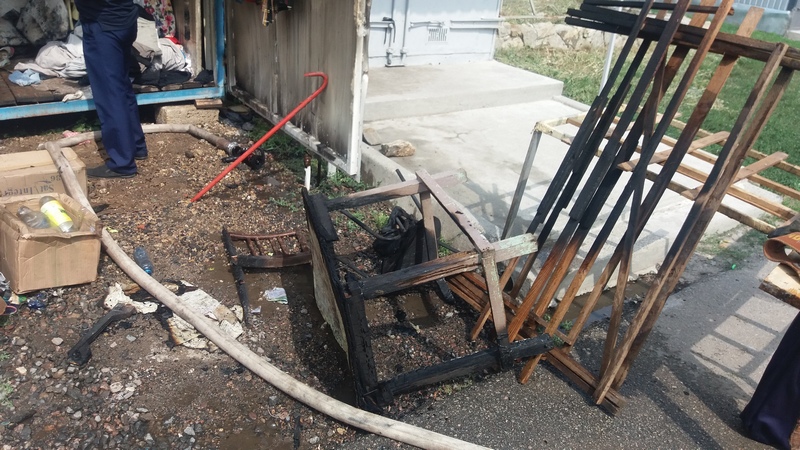 В Еланце спасатели потушили пожар в киоске "Секонд хенд" 1