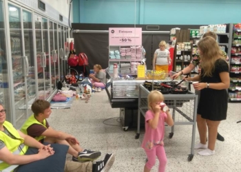 Спасение от жары: 100 жителей столицы Финляндии переночевали в прохладном супермаркете