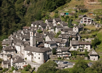 Швейцарская деревня целиком станет отелем