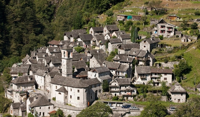 Швейцарская деревня целиком станет отелем