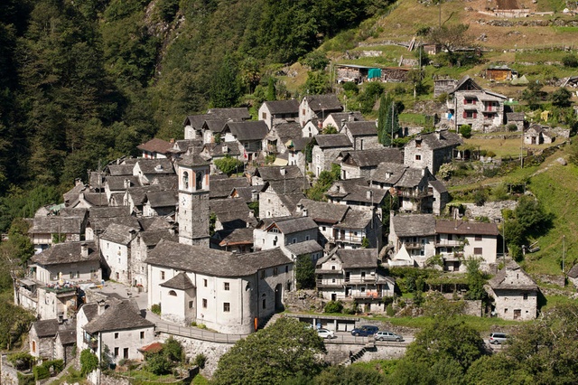 Швейцарская деревня целиком станет отелем 1