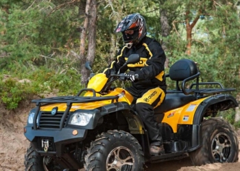 Не смогли разъехаться: на Кинбурнской косе квадроцикл врезался в джип