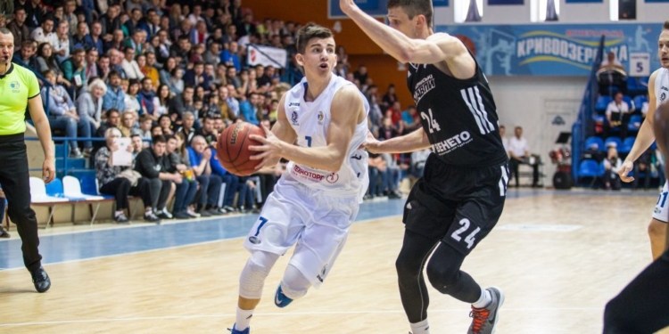 МБК «Николаев» заключил новый контракт со своим 21-летним воспитанником Андреем Хохоником